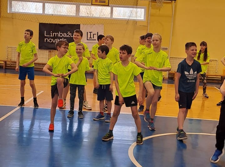 Sākumskolas klases piedalās "Olimpiskā mēneša 2026" noslēguma pasākumā Limbažos