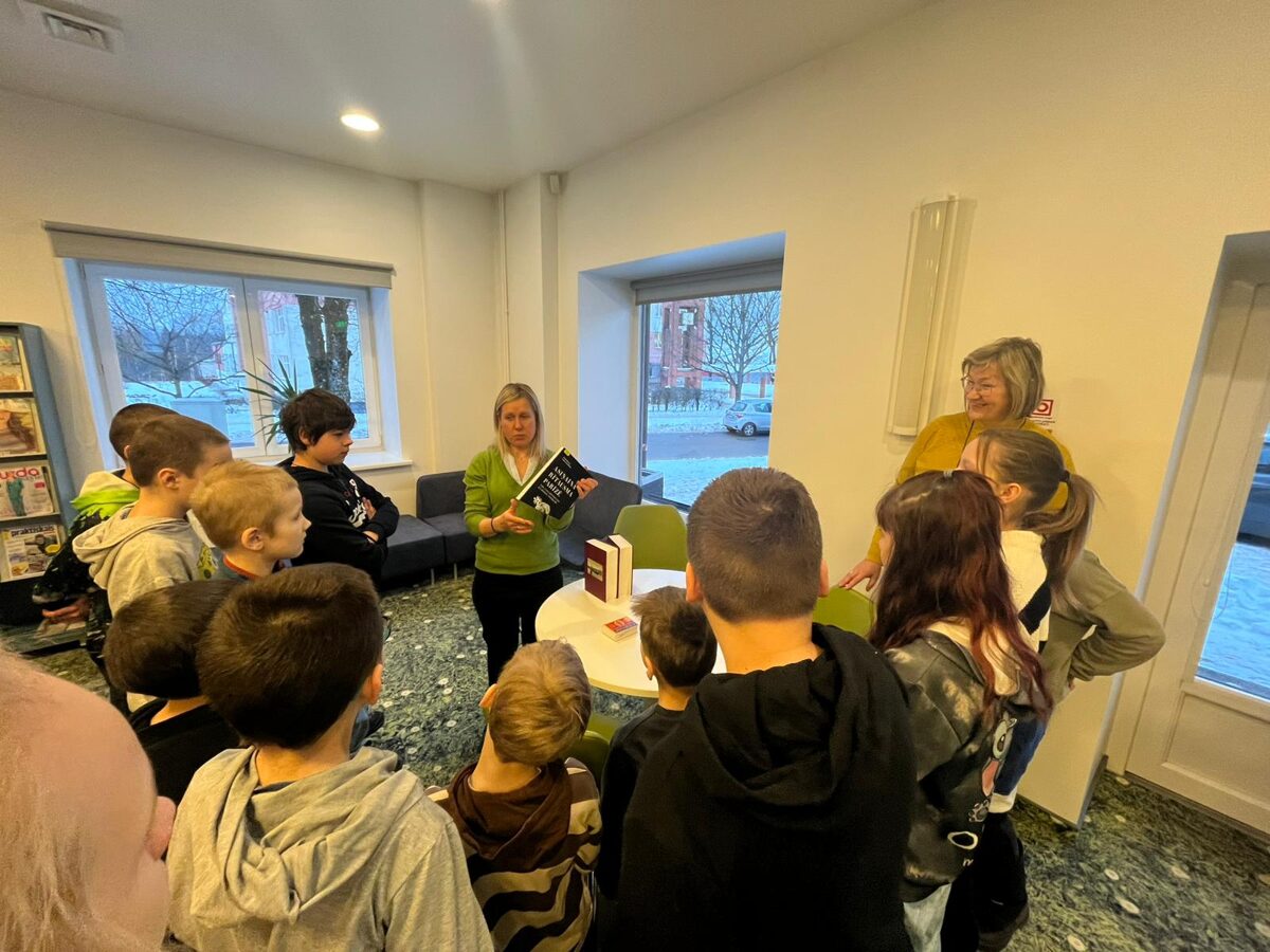 Nodarbība bibliotēkā