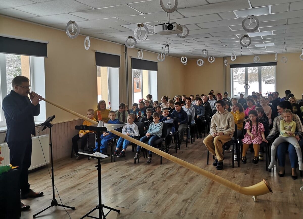 Projekta „Latvijas skolas soma” ietvaros notiek tikšanās ar mūziķi Vairi Nartišu un mūzikas instrumentu iepazīšana.